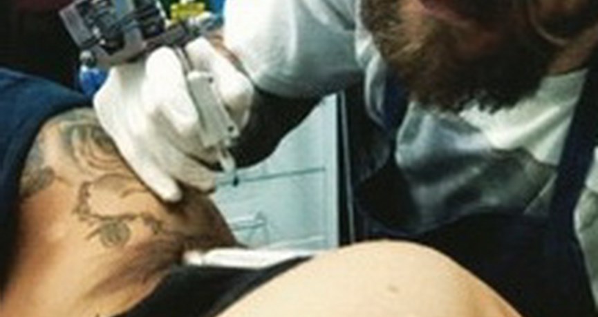 Η γκριμάτσα στο πρόσωπό της Μαριάννας Καλέργη μαρτυρά τον πόνο της, από τη βελόνα του τατουάζ