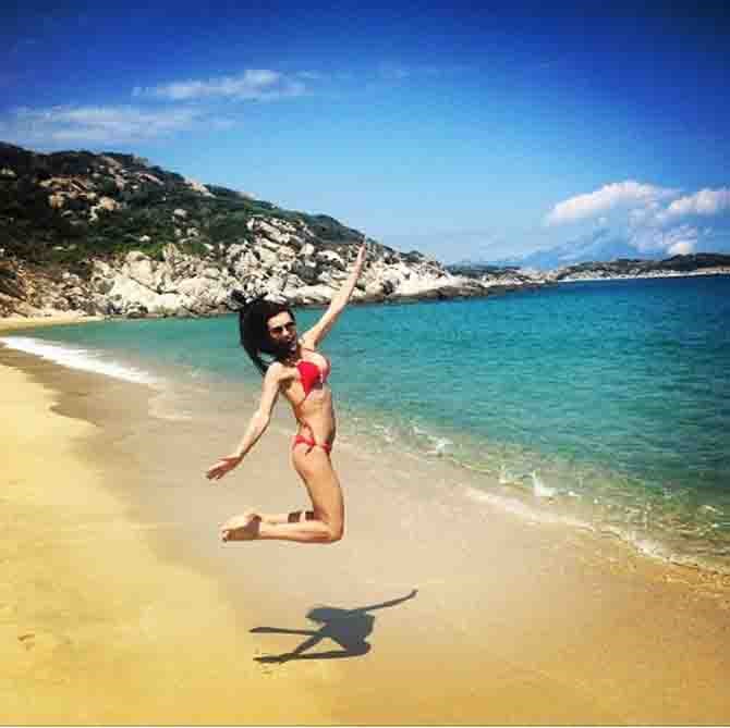 Η Χριστίνα Κολέτσα με κόκκινο μπικίνι στην παραλία