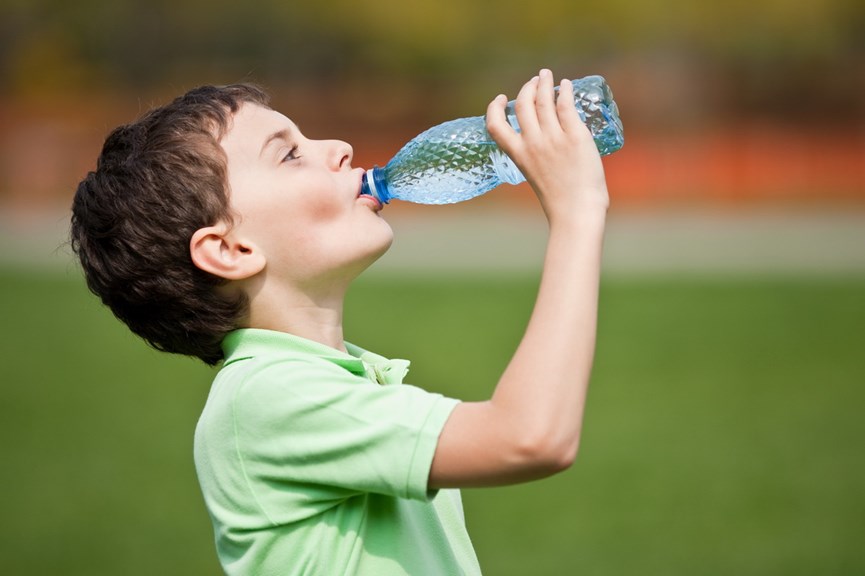Παιδί πίνει νερό