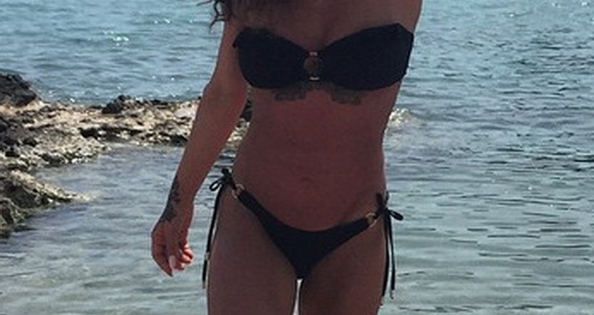 Η Ελληνίδα celebrity έγινε μαμά πριν απο ένα χρόνο και αναστάτωσε την παραλία με τις αναλογίες της