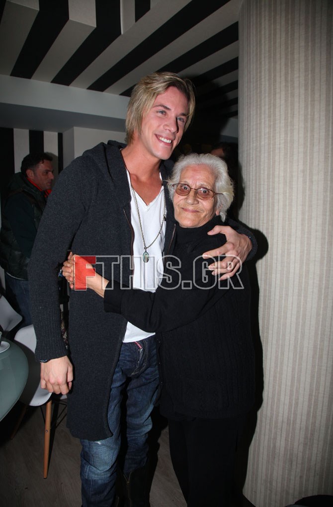 Ο Νίκος Οικονομόπουλος με την γιαγιά του.