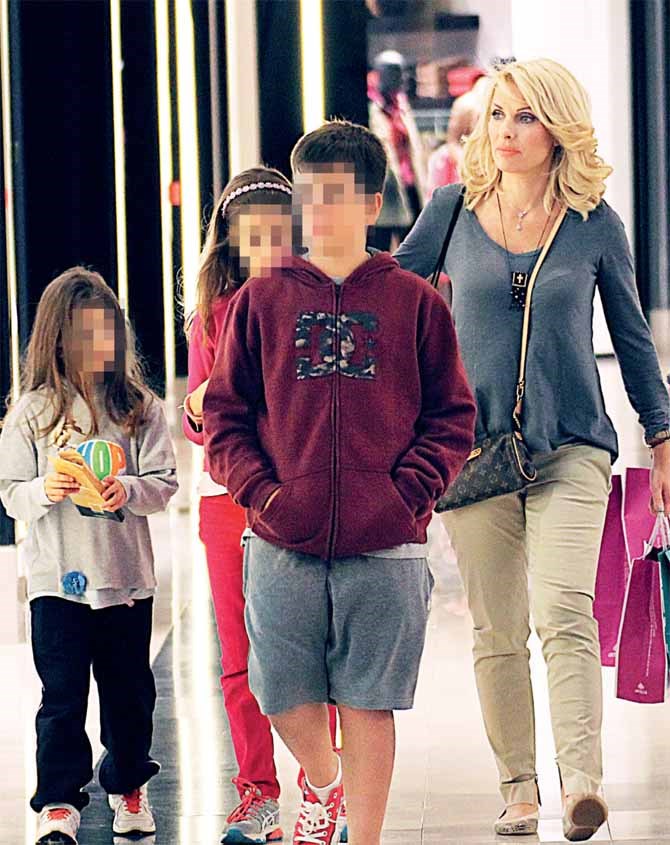 Η Ελένη Μενεγάκη για shopping με τα παιδιά της