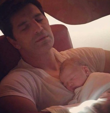 Ο Σάκης Ρουβάς κρατά στην αγκαλιά του τον νεογέννητο γιο του