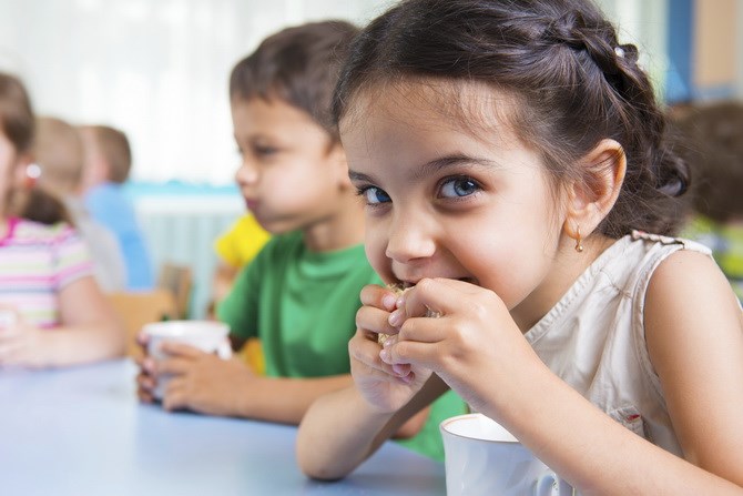 Ποια τρόφιμα δεν πρέπει να λείπουν από την παιδική διατροφή;