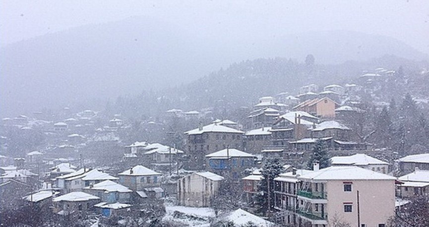 Η Χριστίνα Κοντοβά βρίσκεται στην ορεινή Ναυπακτία και απολαμβάνει το χιονισμένο τοπίο