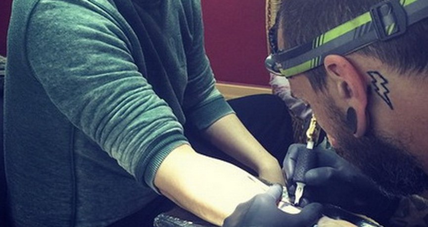 Πασίγνωστος τραγουδιστής χτυπάει on camera το καινούριο του τατουάζ