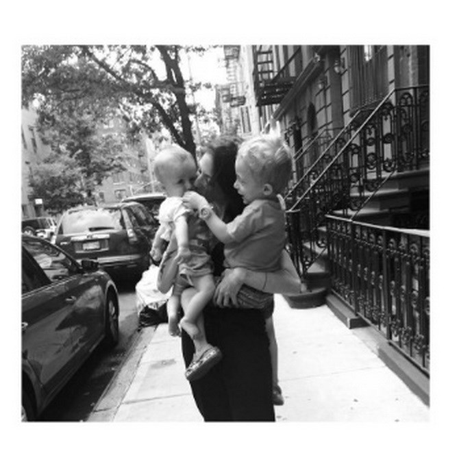 Σοφία Καρβέλα: Η τρυφερή φωτογραφία αγκαλιά με τους γιους της
