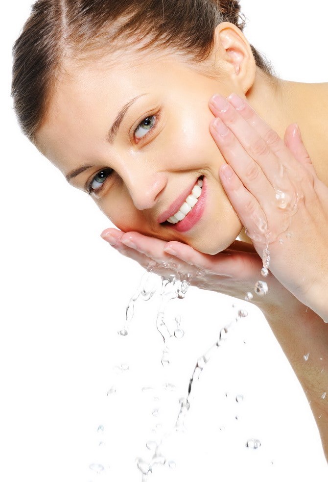 Γυναίκα  πλένει το πρόσωπο της