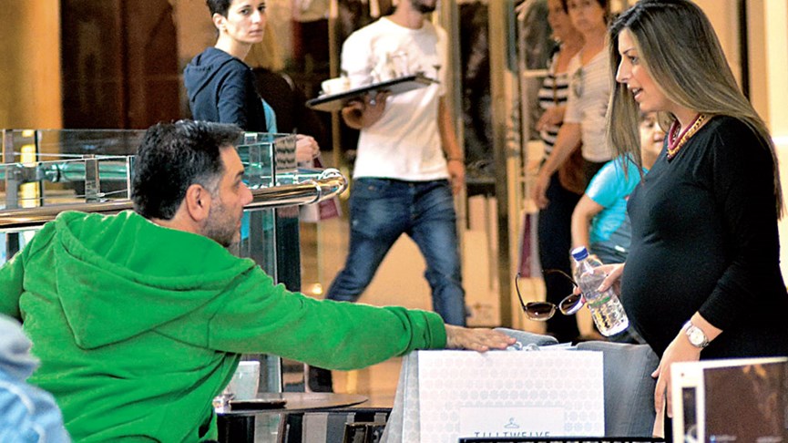 Ο Γρηγόρης Αρναούτογλου και η Κατερίνα Κόκλα σε εμπορικό κέντρο