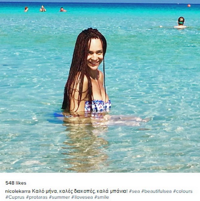 Nικολέττα Καρρά: Κάνει μπάνιο με καυτό bikini και το hair look της εντυπωσιάζει!