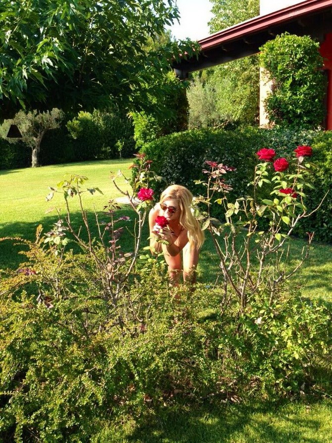 Κωνσταντίνα Σπυροπούλου με το μπικίνιι στον κήπο