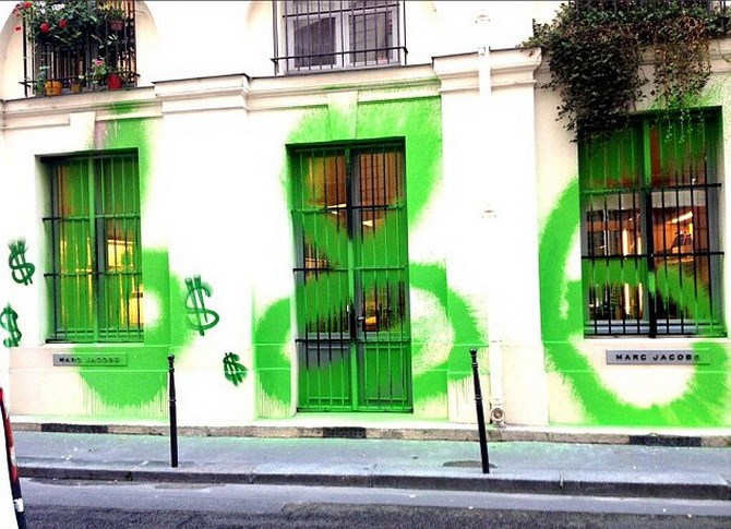 Ο Marc Jacobs στηρίζει την τέχνη του γκράφιτι.