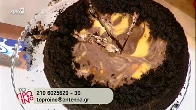 Απίθανο brownie cheesecake με βάση μπισκότα σοκολάτας