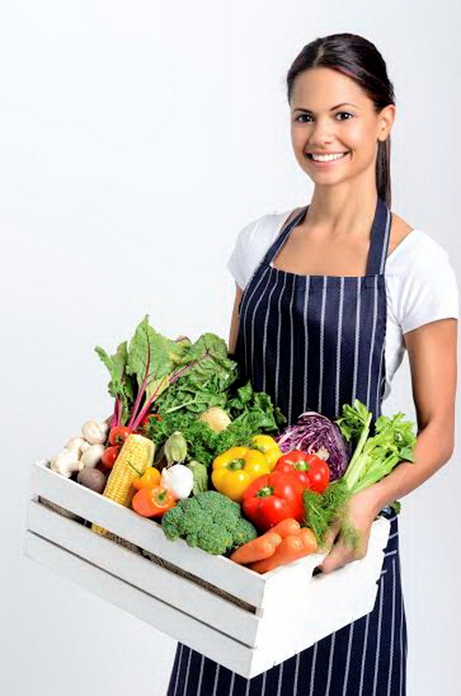 Γυναίκα που κρατάει καλάθι με λαχανικά