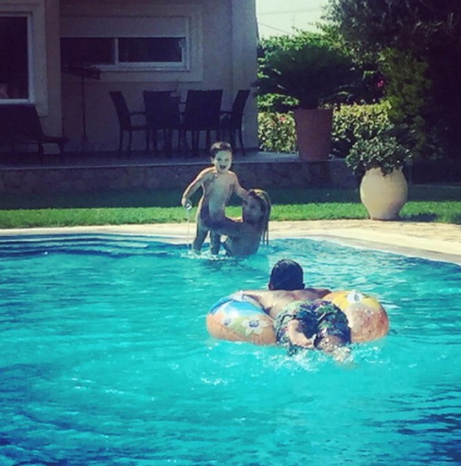 Ηλιάδη - Γκέντσογλου: Στιγμές ευτυχίας με τα παιδιά στην πισίνα του σπιτιού!