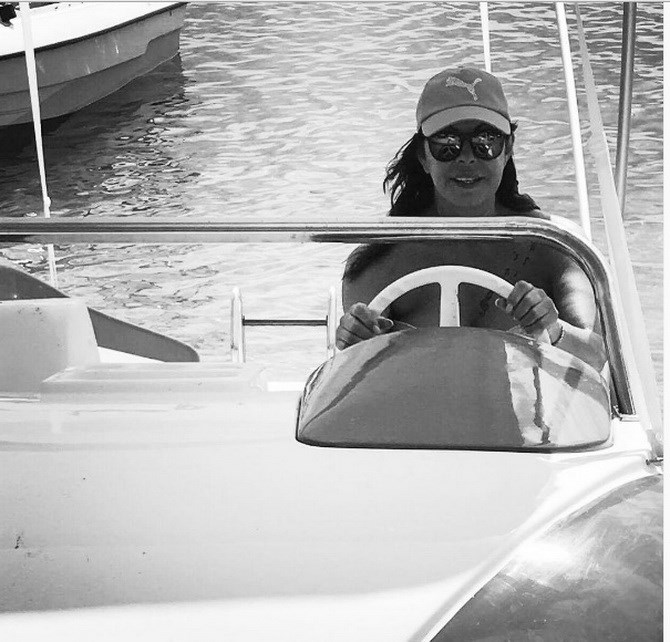 Άντζελα Δημητρίου: Δείτε την να οδηγεί σκάφος με λευκό bikini!