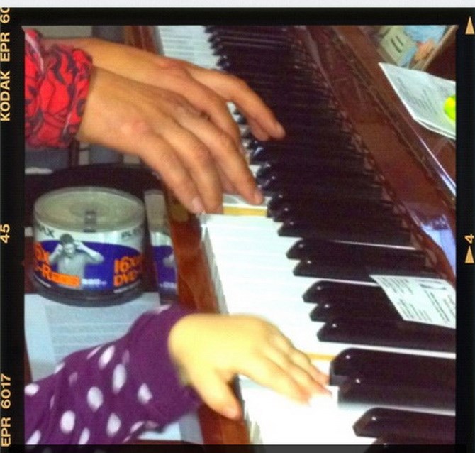 Δάντης με κόρη του στο πιάνο